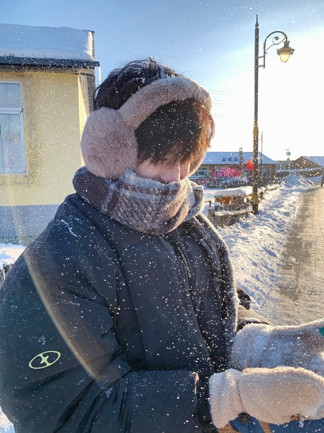 Photo by 全员帅哥 on November 13, 2025. May be an image of snowball, duffle coat, face mask, snowsuit, parka, arctic, ski slope, snow and text.