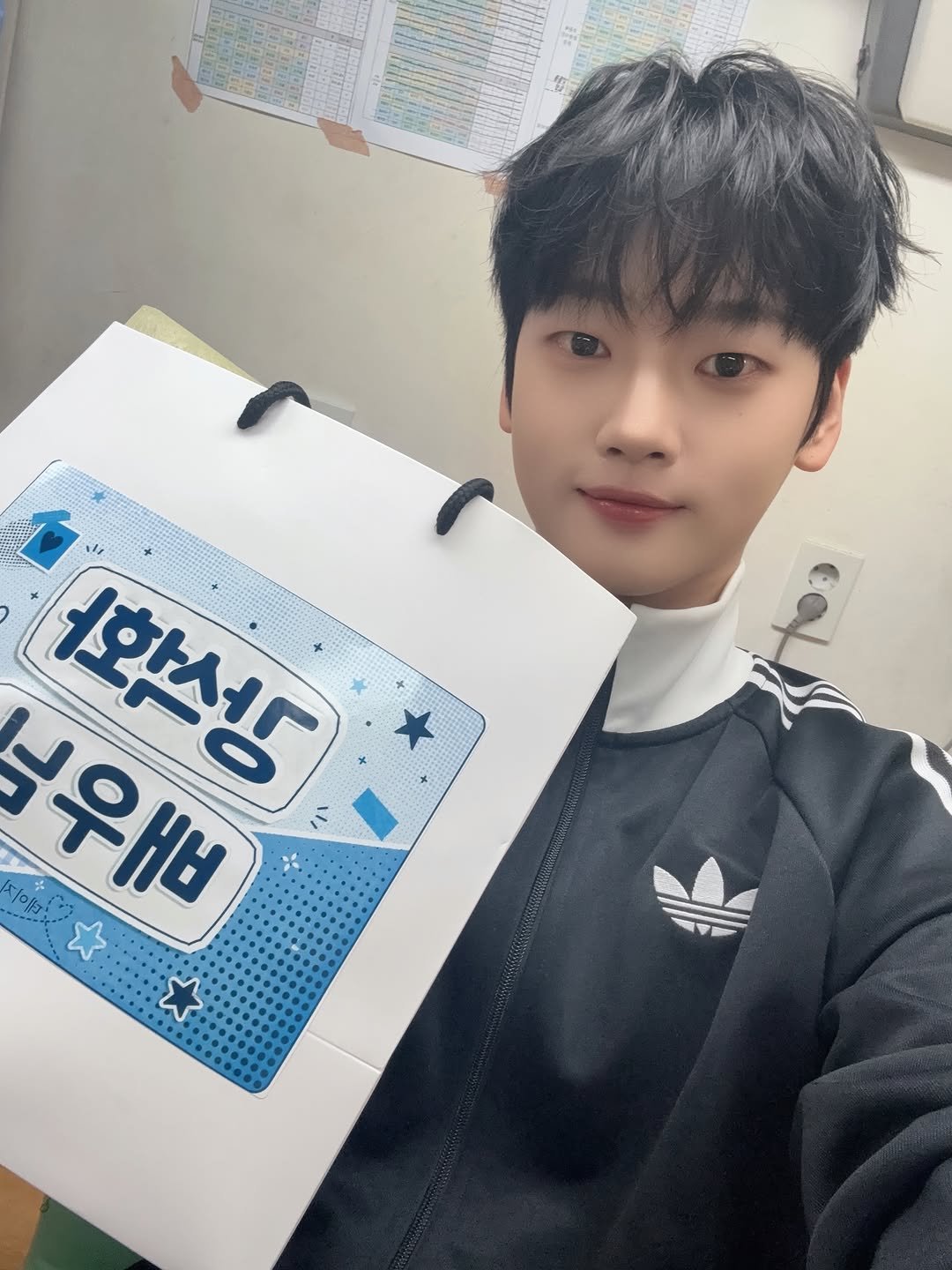 wei__official 게시물 이미지: 일요일에도 캉보고와 함께 6시퇴근🤟🎸

#위아이 #WEi
#강석화 #KANGSEOKHWA