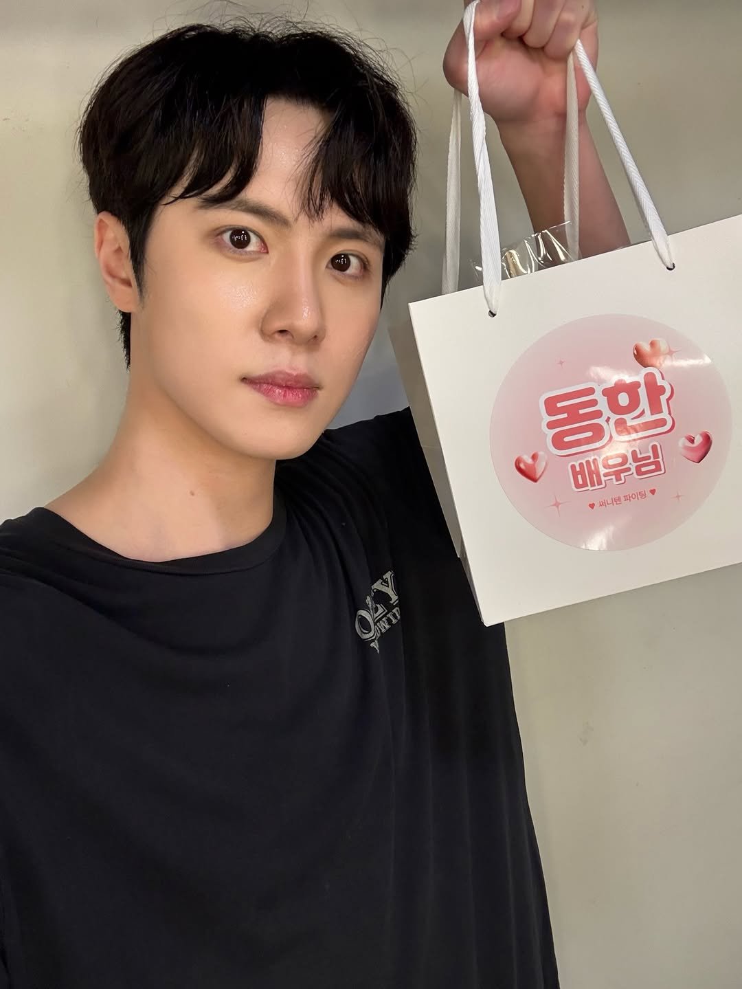 Photo by 위아이(WEi) on March 13, 2026. May be an image of ‎text that says '‎동한 배우님 파이팅 어니연 9 Tx L ا‎'‎.