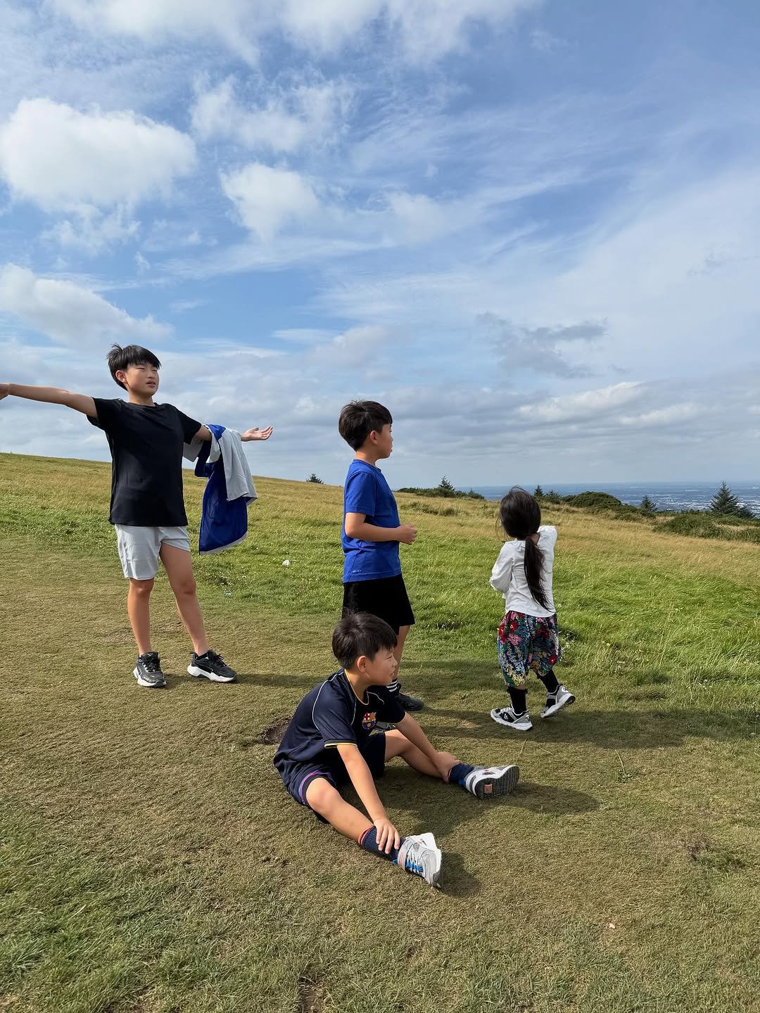Photo by 웰컴준 𝗜 김유정 on September 19, 2025. May be an image of 4 people, kite, binoculars, telescope, picnic and text.
