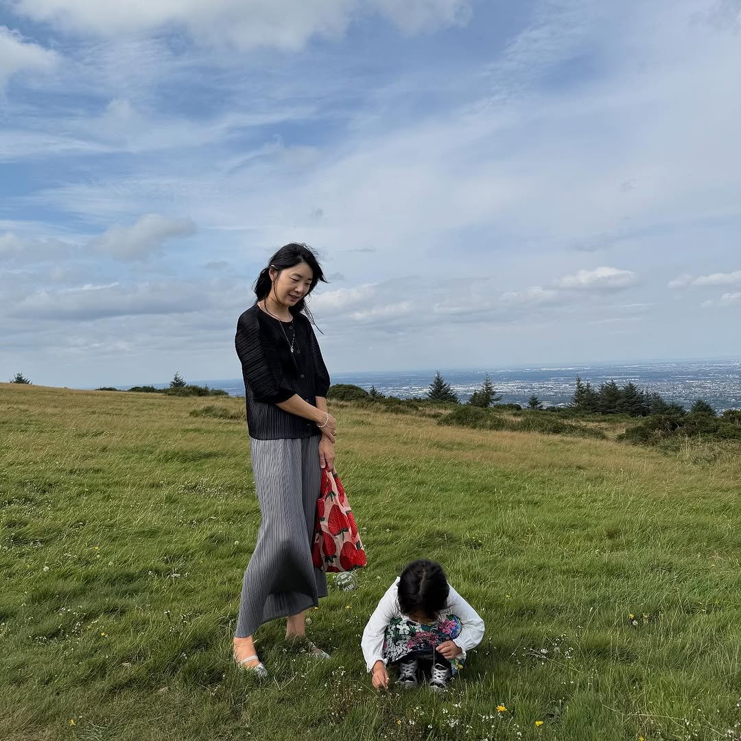Photo by 웰컴준 𝗜 김유정 on September 15, 2025. May be an image of 2 people, child, grass, Arthur's Seat, picnic, park and text.