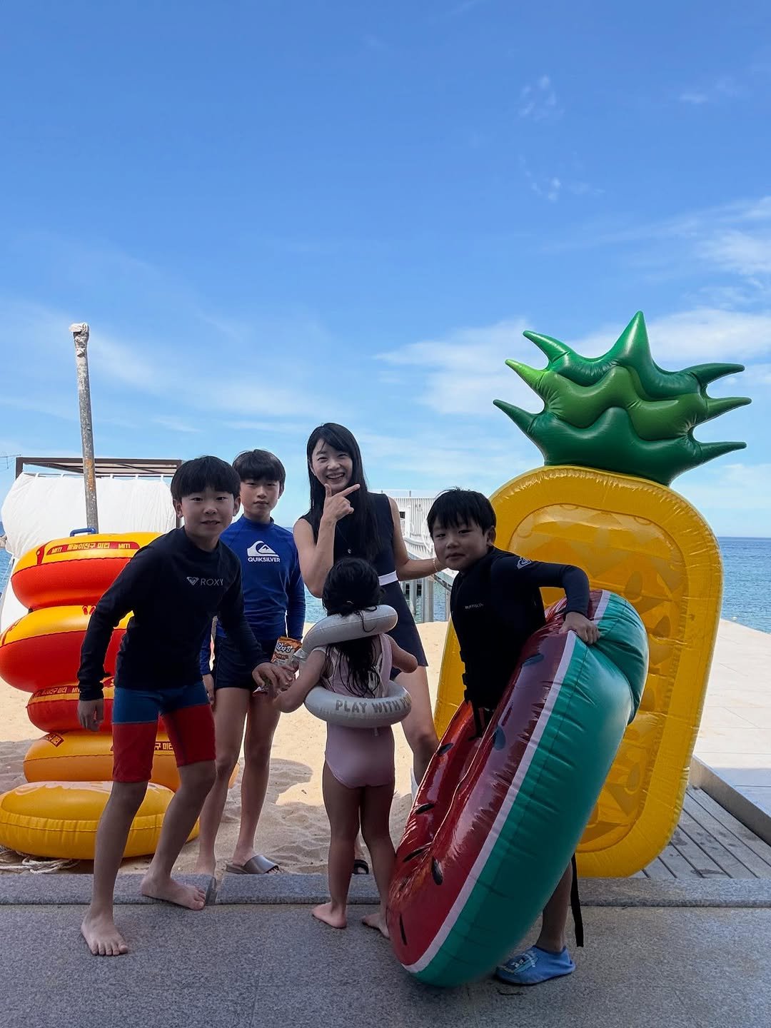 Photo by 웰컴준 𝗜 김유정 on October 24, 2025. May be an image of one or more people, watermelon, beach ball, raft, wetsuit, pool, outdoors and text.