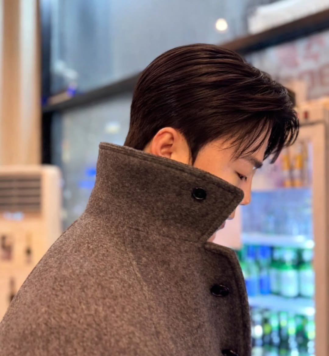 Photo by 이광복(李光福) on January 28, 2026. May be an image of one or more people, hair, duffle coat, goosedown coat, overcoat, turtleneck and text.