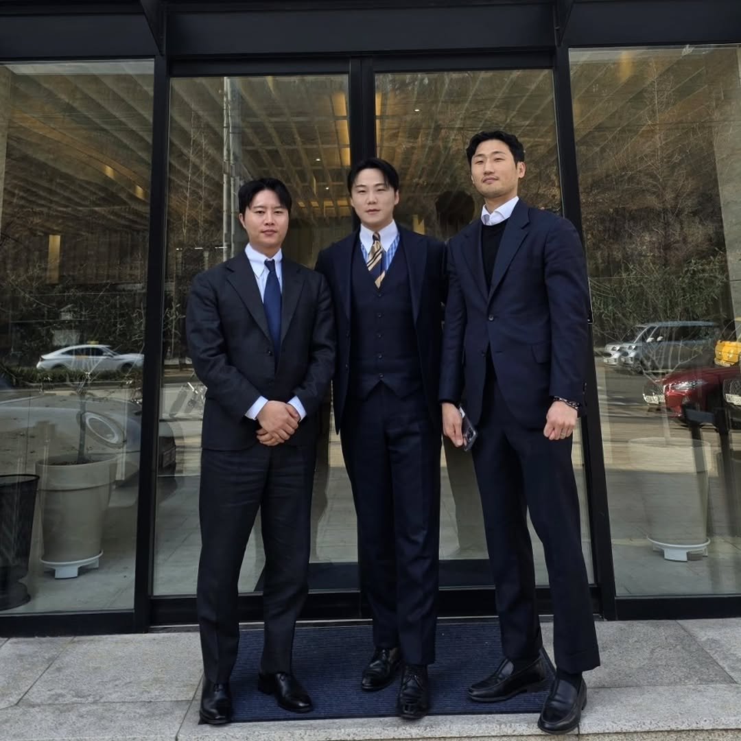 Photo shared by 이광복(李光福) on March 04, 2026 tagging @well.x2ejh, and @well.shin_. May be an image of standing, blazer, suit, dinner jacket and text.