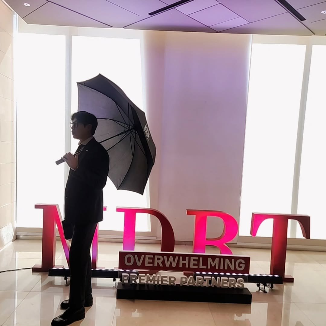 Photo by 최대학 on March 19, 2026. May be an image of standing, suit, microphone, umbrella and text that says 'DRT D REMIERBARIMERS ERS'.