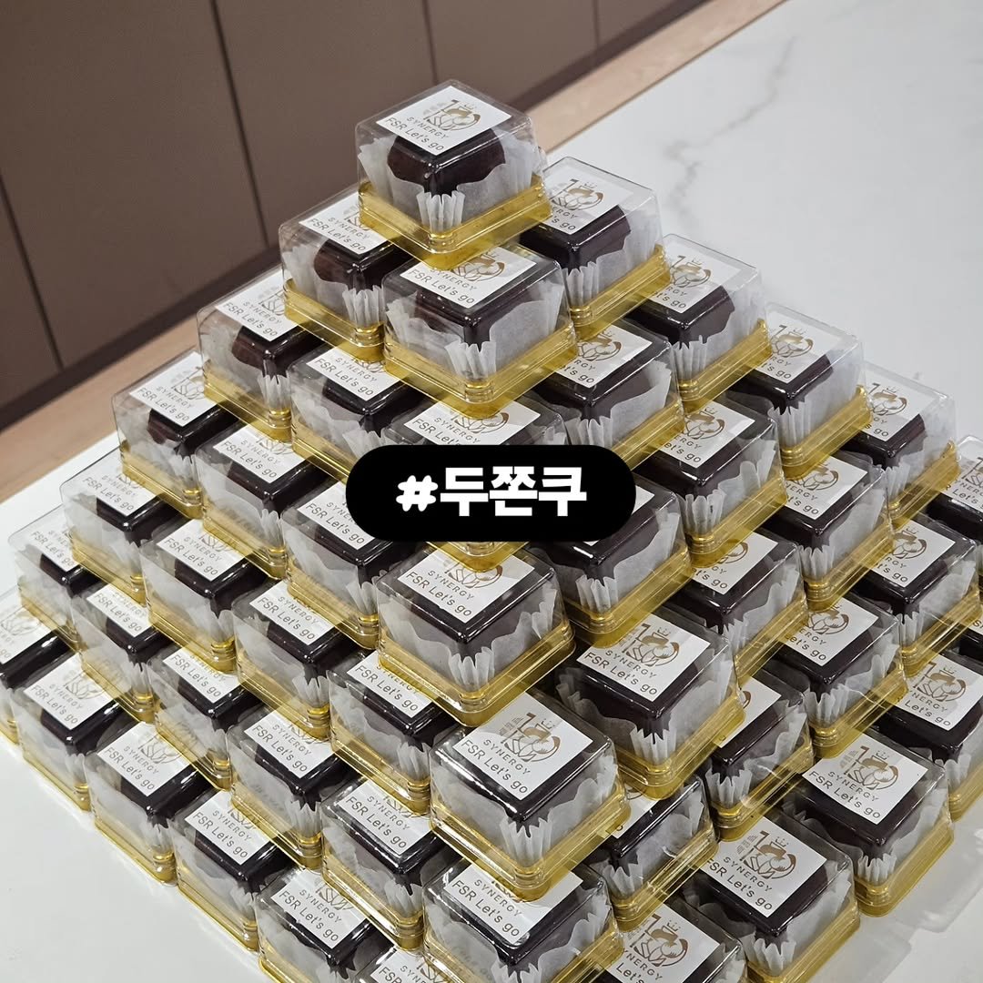 Photo by 최대학 on February 04, 2026. May be an image of hamper, brownie and cheesecake.