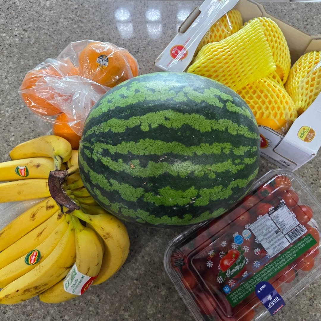 Photo by 최대학 on June 05, 2025. May be an image of watermelon, strawberry, melon, grapefruit, cantaloupe, banana and fruit salad.