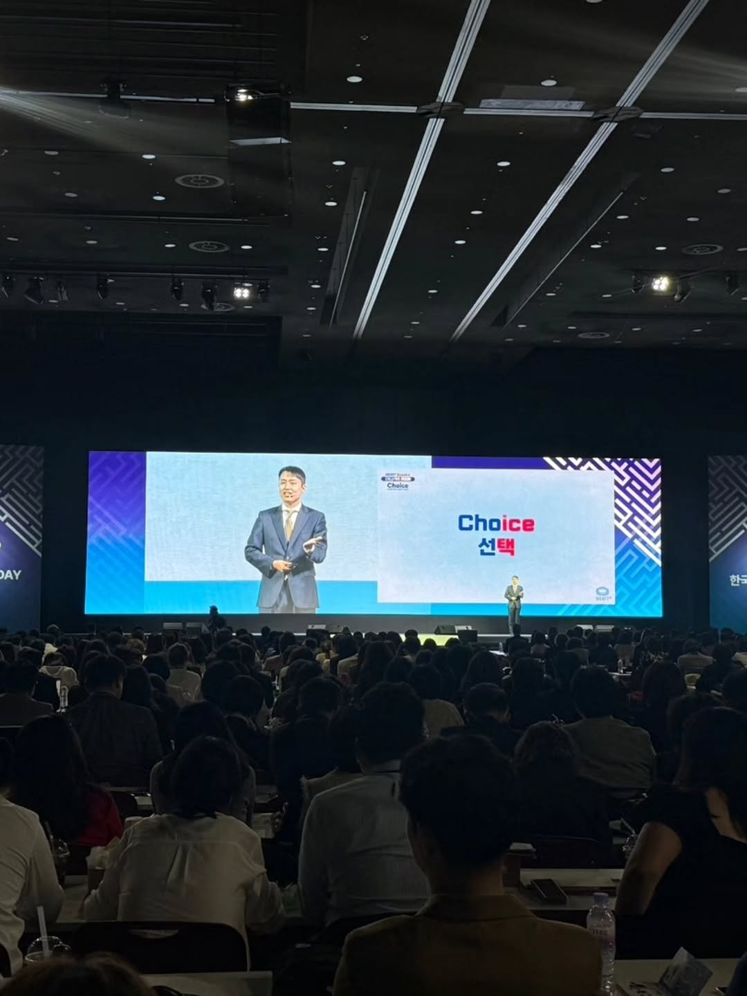 Photo by 최대학 on September 21, 2025. May be an image of 3 people, lighting, suit and text that says 'ា ្ Chaice Choice ព AY Choice ice Choice 선택 한글'.