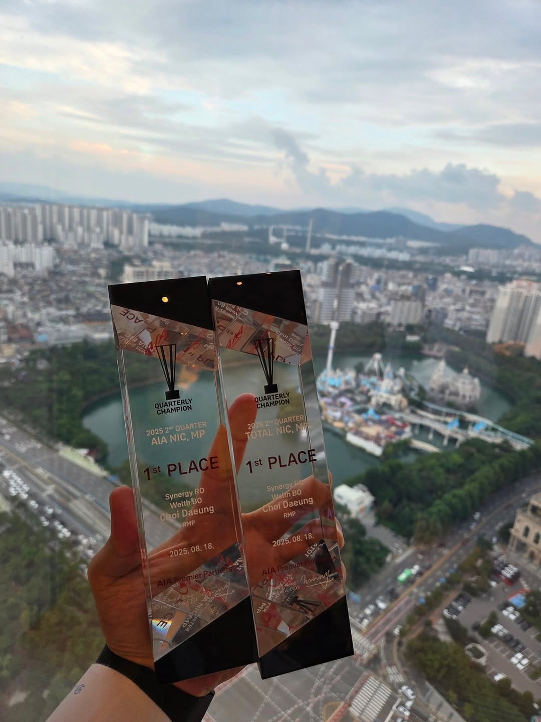 Photo by 최대학 on August 18, 2025. May be an image of 1 person, sock, Victoria Peak, skyscraper, tower and text that says '20252QUARTER 20252 ZALANIC,MP QUARTER AlA NIC, . 2025219 20252*QUARTER TOTAL TOTALNIC. NIC, SynergyR RO Synerg WelthBo Chol RMP Daeung WelthBO Synergy ChoiDaeung Daeung . 2025.08.18. 2025. 25. m'.