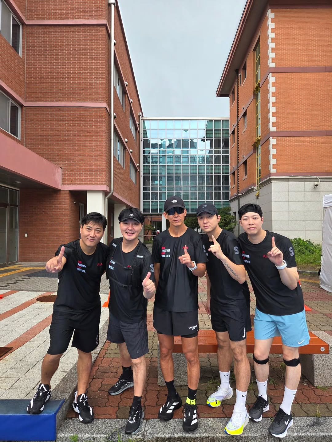 Photo by 최대학 on September 06, 2025. May be an image of 5 people, people playing tennis, stadium and text.