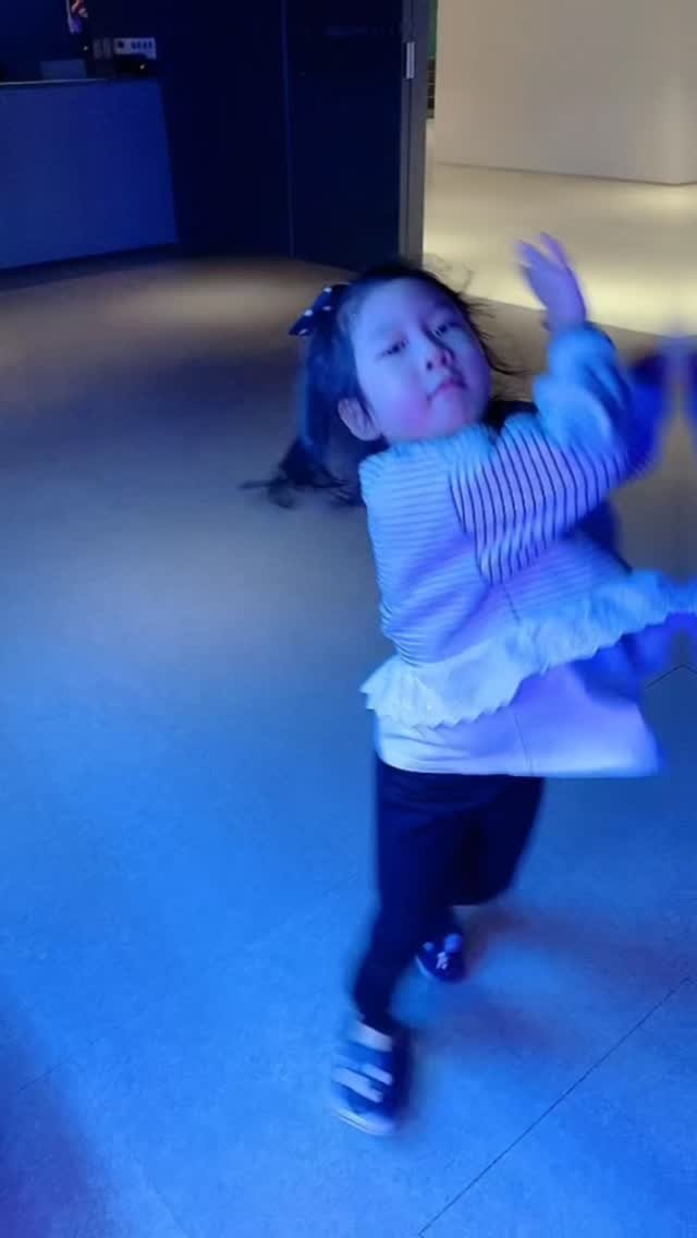 wellbeing_choi 게시물 이미지: 음악아 니가 내 춤에 맞춰라🤣🤣🤣
한참 웃었네ㅋㅋㅋㅋ
2년 전의 시아🙏
.
.
내가...