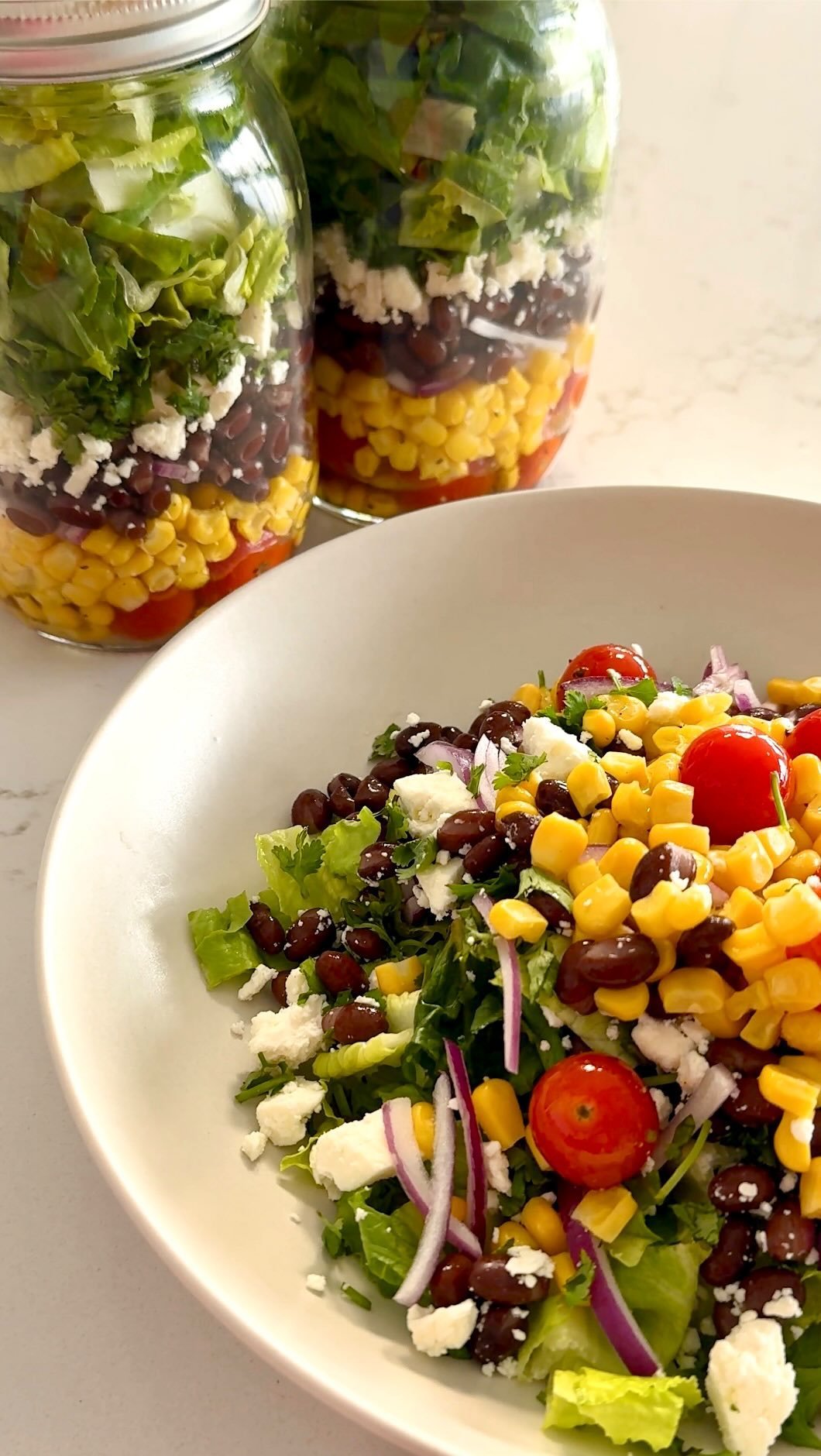 wellplated 게시물 이미지: Corn Black Bean Mason Jar Salads! Plant-based,...