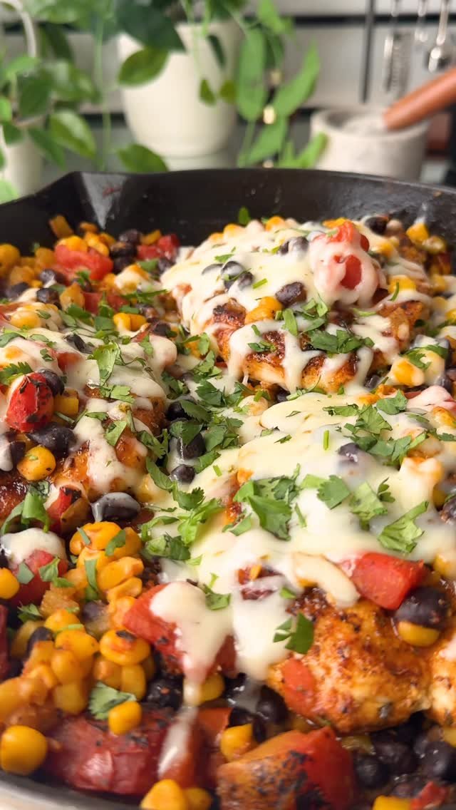 wellplated 게시물 이미지: Cheesy Cowboy Chicken Skillet 🤠🧀
Smothered,...