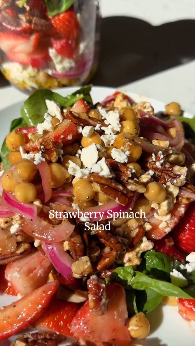 wellplated 게시물 이미지: SPRING STRAWBERRY SPINACH SALAD 🍓🥗 
Fresh,...
