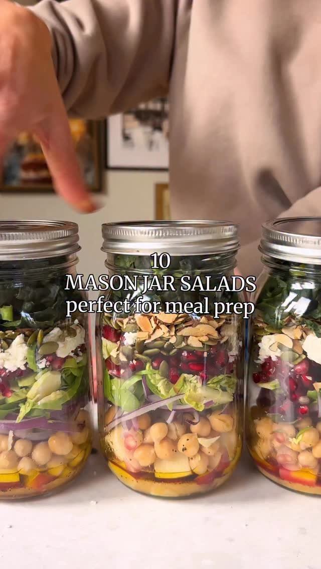 wellplated 게시물 이미지: 10 MASON JAR SALADS 🥗
Meet your new go-to...