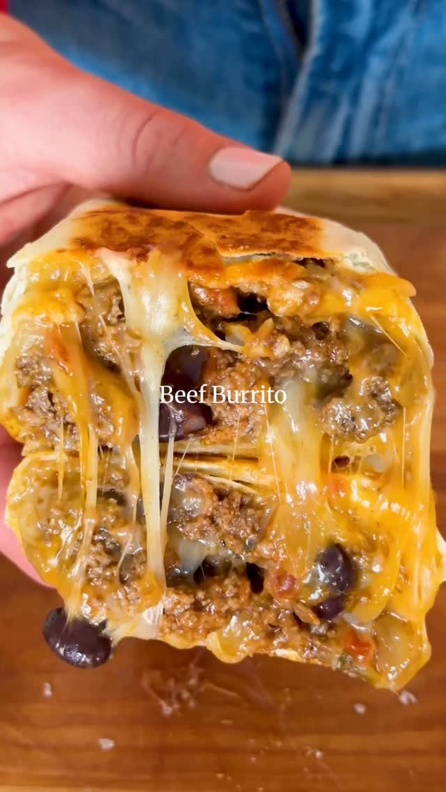wellplated 게시물 이미지: BEEF AND BEAN BURRITOS 🌯�This Beef Burrito...