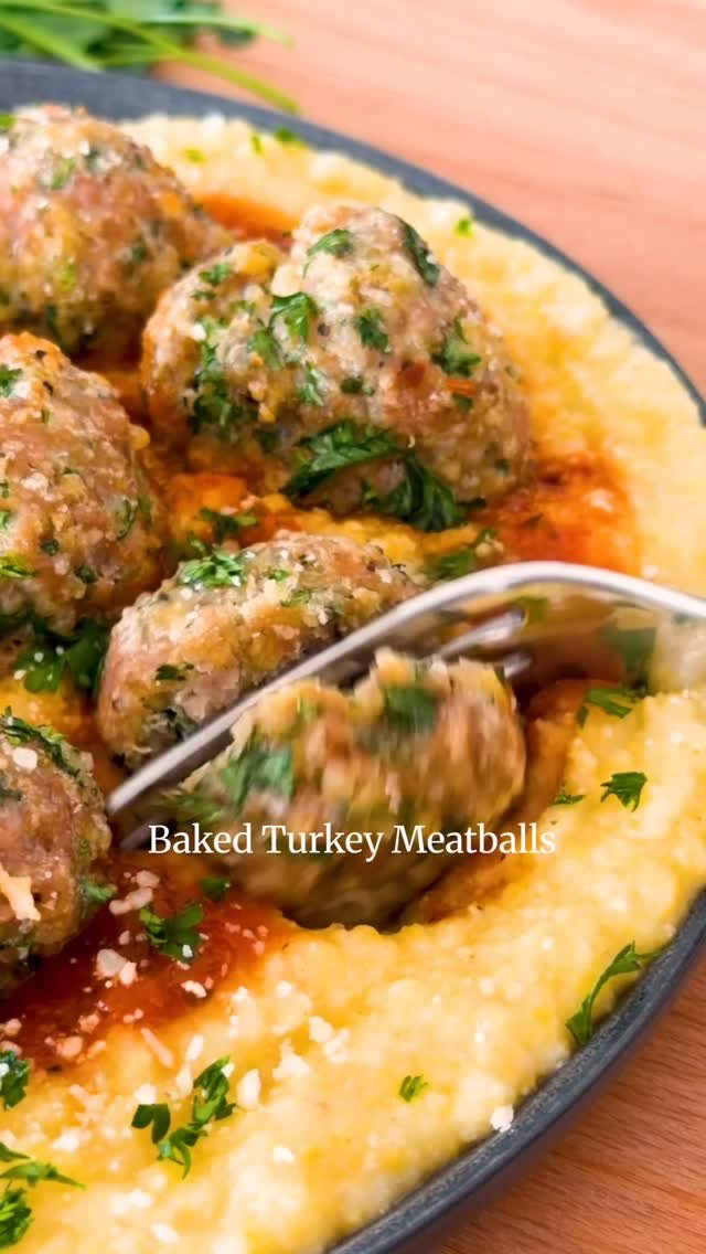 wellplated 게시물 이미지: Baked Turkey Meatballs 🍝🔥
Crispy edges, juicy...