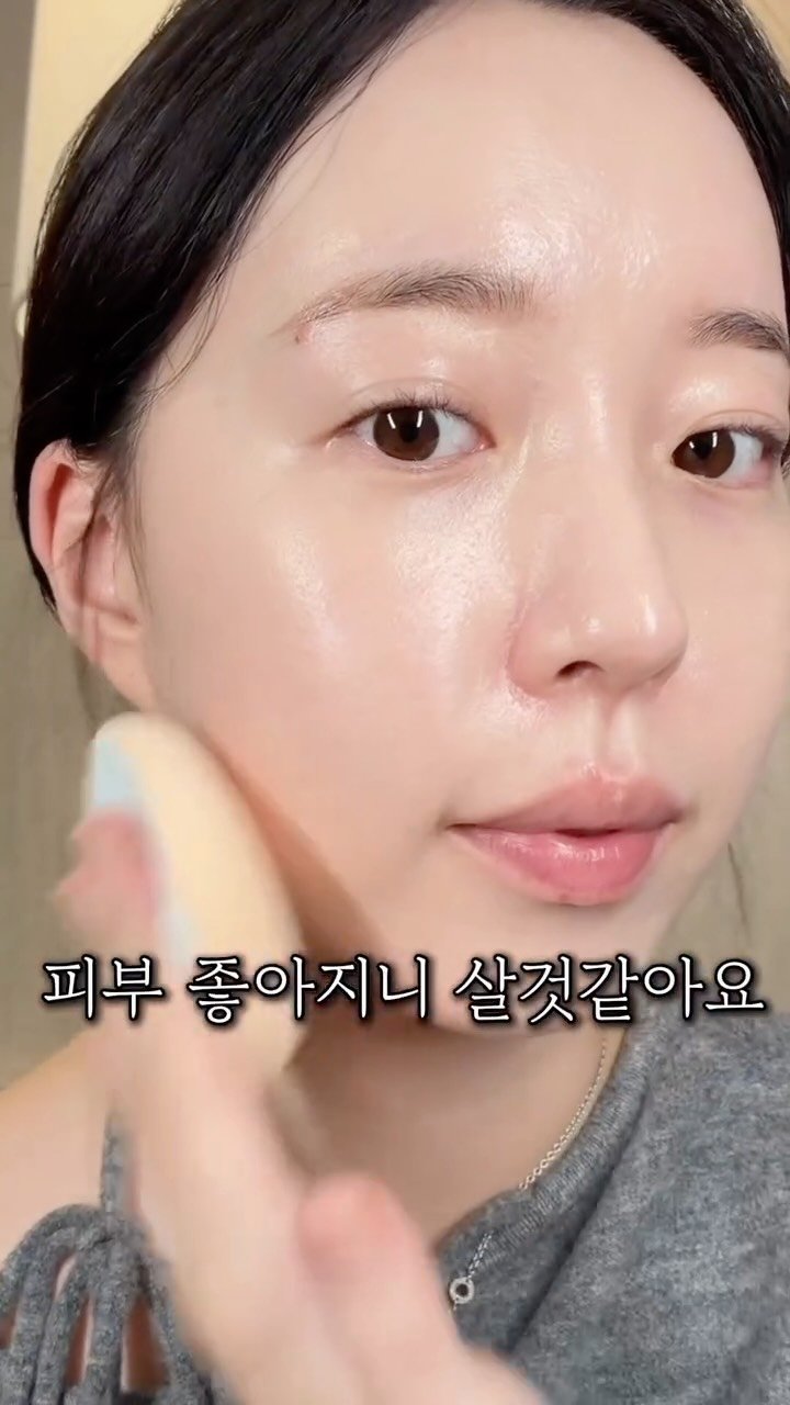 wendy_w_skin 게시물 이미지: 피부가 너무 안좋았어요
자신감도 너무 없었어요

여드름 위에 두껍게...