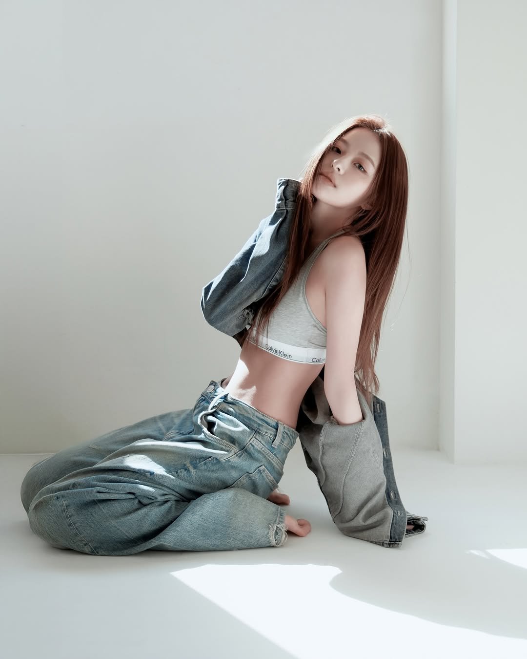 WE'O Studio 여성 바디프로필 촬영. 화이트와 데님의 내추럴 컨셉, 자연광 아래 단단한 라인 포트레이트, Ritual Record.