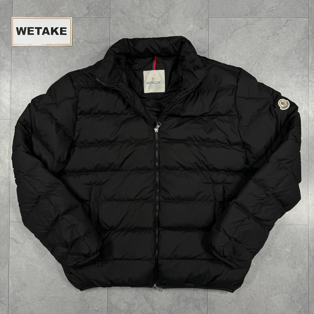 Photo by 위탁빈티지 on February 09, 2026. May be an image of goosedown coat, parka, flight jacket, fleece and text that says 'WETAKE wON WONLLEE' LEF.' E បញ 神'.