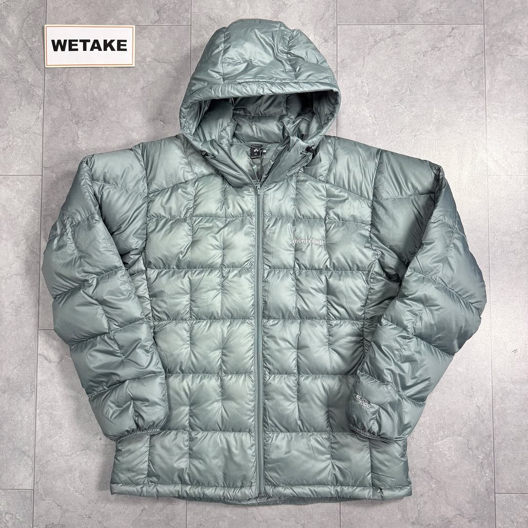 Photo by 위탁빈티지 on February 09, 2026. May be an image of goosedown coat, jacket, raincoat, parka, fleece and text.