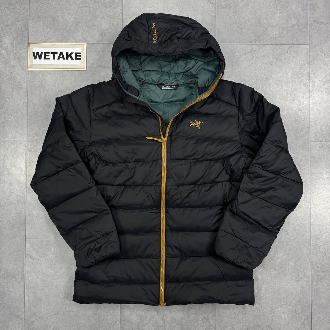 Photo by 위탁빈티지 on November 26, 2025. May be an image of duffle coat, goosedown coat, raincoat, parka, flight jacket, fleece and text.