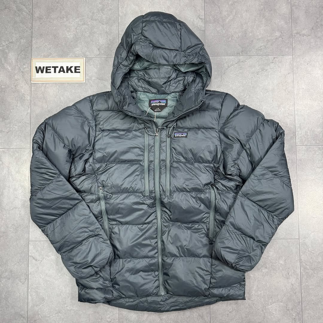 Photo by 위탁빈티지 on February 09, 2026. May be an image of sherpa coat, goosedown coat, jacket, parka, fleece and text.