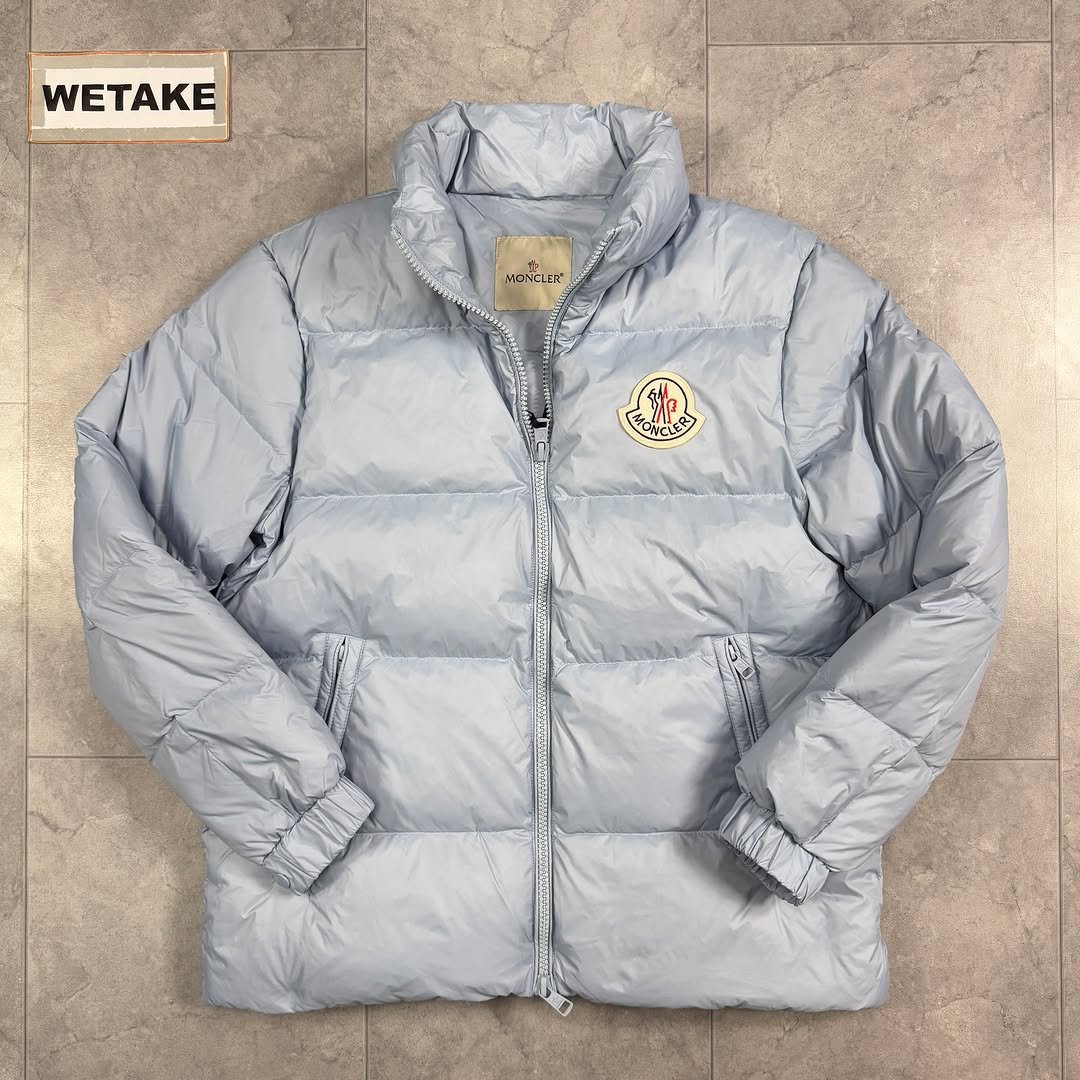 Photo by 위탁빈티지 on November 22, 2025. May be an image of goosedown coat, raincoat, parka, flight jacket, fleece and text that says 'WETAKE MUNCLE ጎ? AOTICLER'.