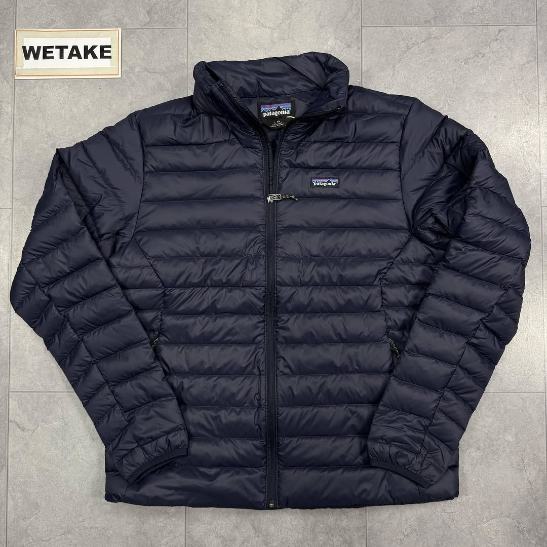 Photo by 위탁빈티지 on February 09, 2026. May be an image of sherpa coat, goosedown coat, flight jacket, parka, fleece and text.