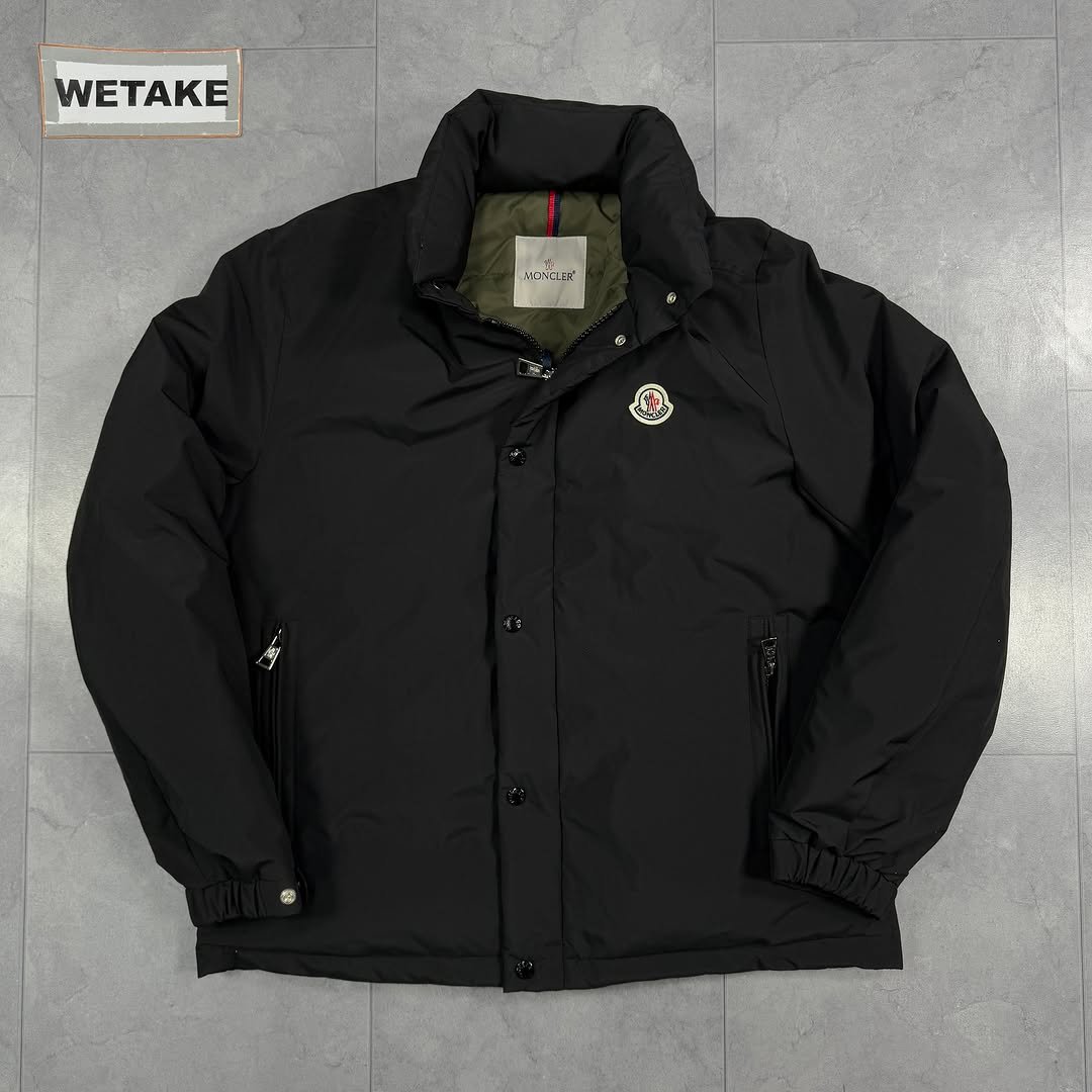 Photo by 위탁빈티지 on November 26, 2025. May be an image of duffle coat, goosedown coat, raincoat, parka, flight jacket, fleece and text.