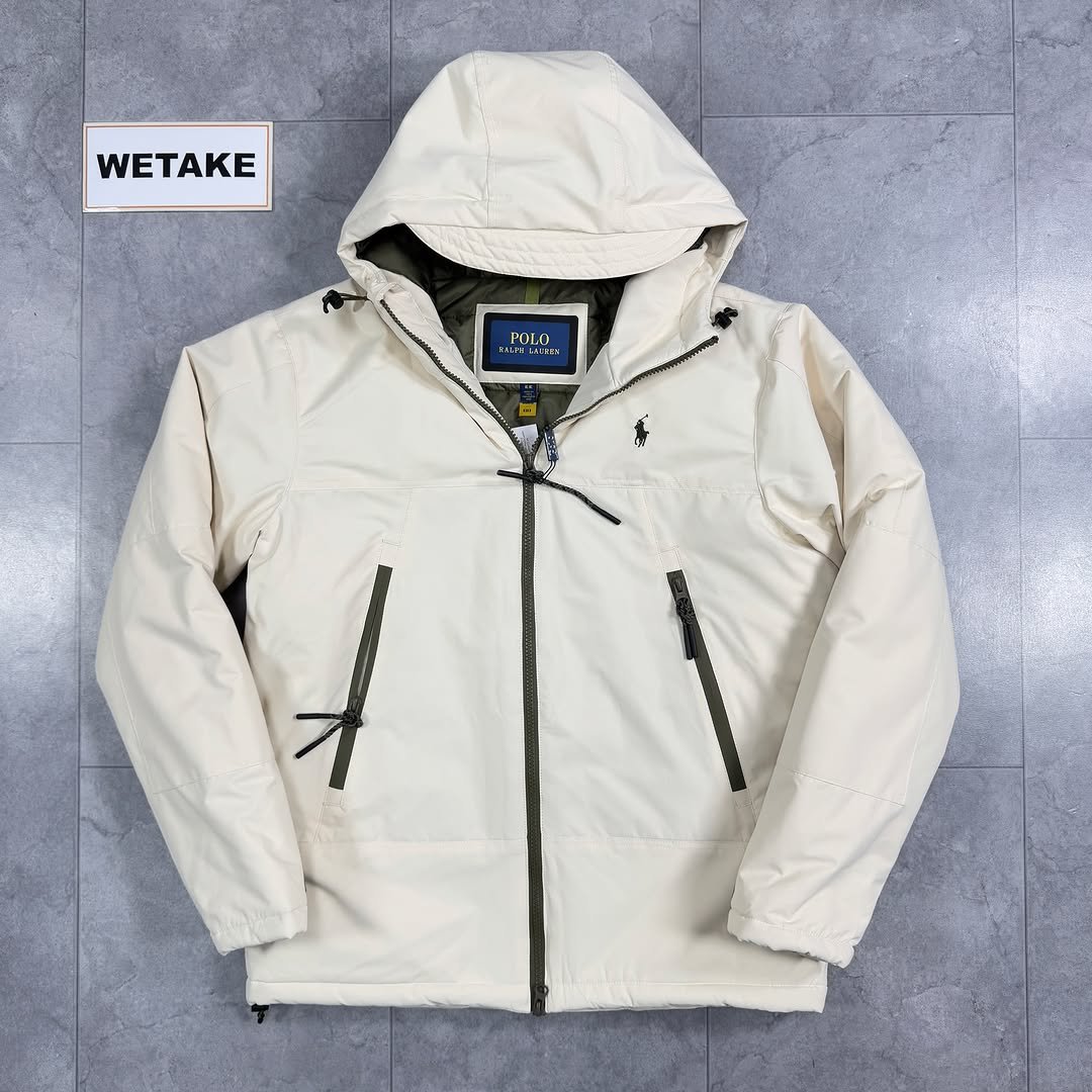 Photo by 위탁빈티지 on November 28, 2025. May be an image of duffle coat, goosedown coat, jacket, raincoat, parka, fleece and text that says 'WETAKE PEHO ትኔ'.