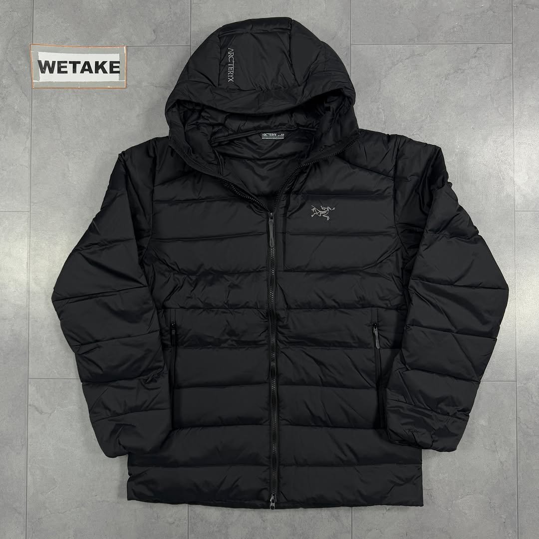 Photo by 위탁빈티지 on November 26, 2025. May be an image of goosedown coat, raincoat, parka, flight jacket, fleece and text.