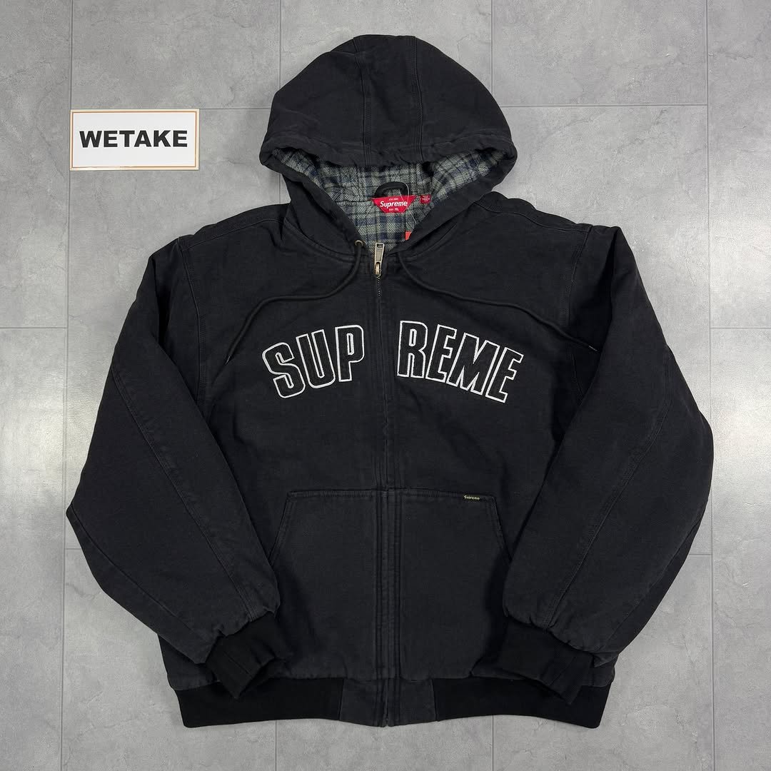 Photo by 위탁빈티지 on November 27, 2025. May be an image of fleece, parka, flight jacket and text.