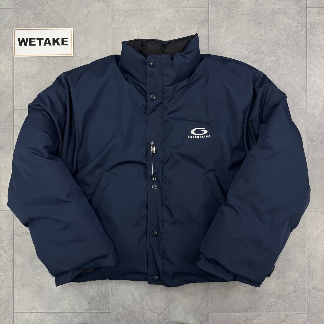 Photo by 위탁빈티지 on February 09, 2026. May be an image of goosedown coat, raincoat, parka, flight jacket, fleece and text.