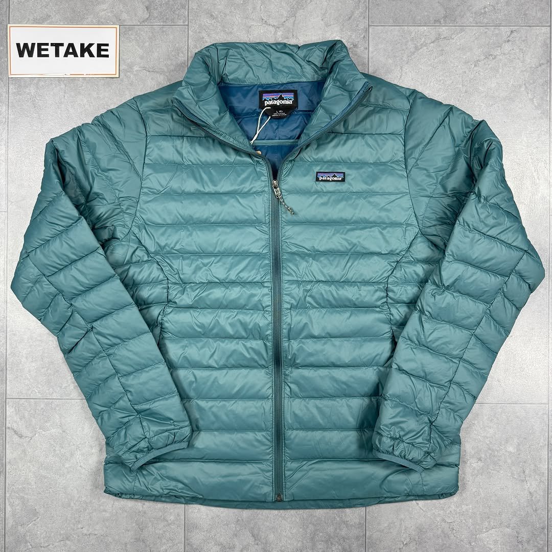 Photo by 위탁빈티지 on February 09, 2026. May be an image of goosedown coat, parka, flight jacket, fleece and text that says 'WETAKE palagonia ท 富町'.