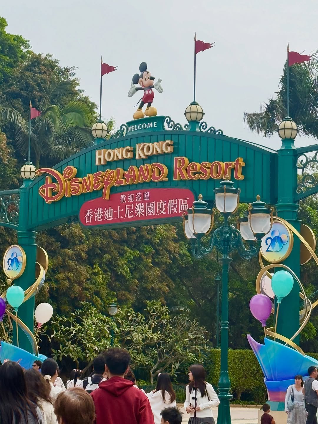 Photo by 영민 on February 28, 2026. May be an image of text that says 'WELCOME ሪሌይ CAn DISNEPLAND DisusplaResort HONGKONG HONG KONG Resort 香港迪土尼樂團度假區 香港迪士 土尼樂園度假區 歡迎臨'.