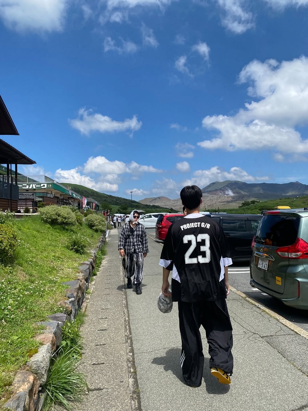 Photo by 내일 on July 19, 2025. May be an image of 3 people, helmet, ski slope, mountain and text that says 'ーいパーク・ PROIECT PnOECTB/B C/B 23 50'.
