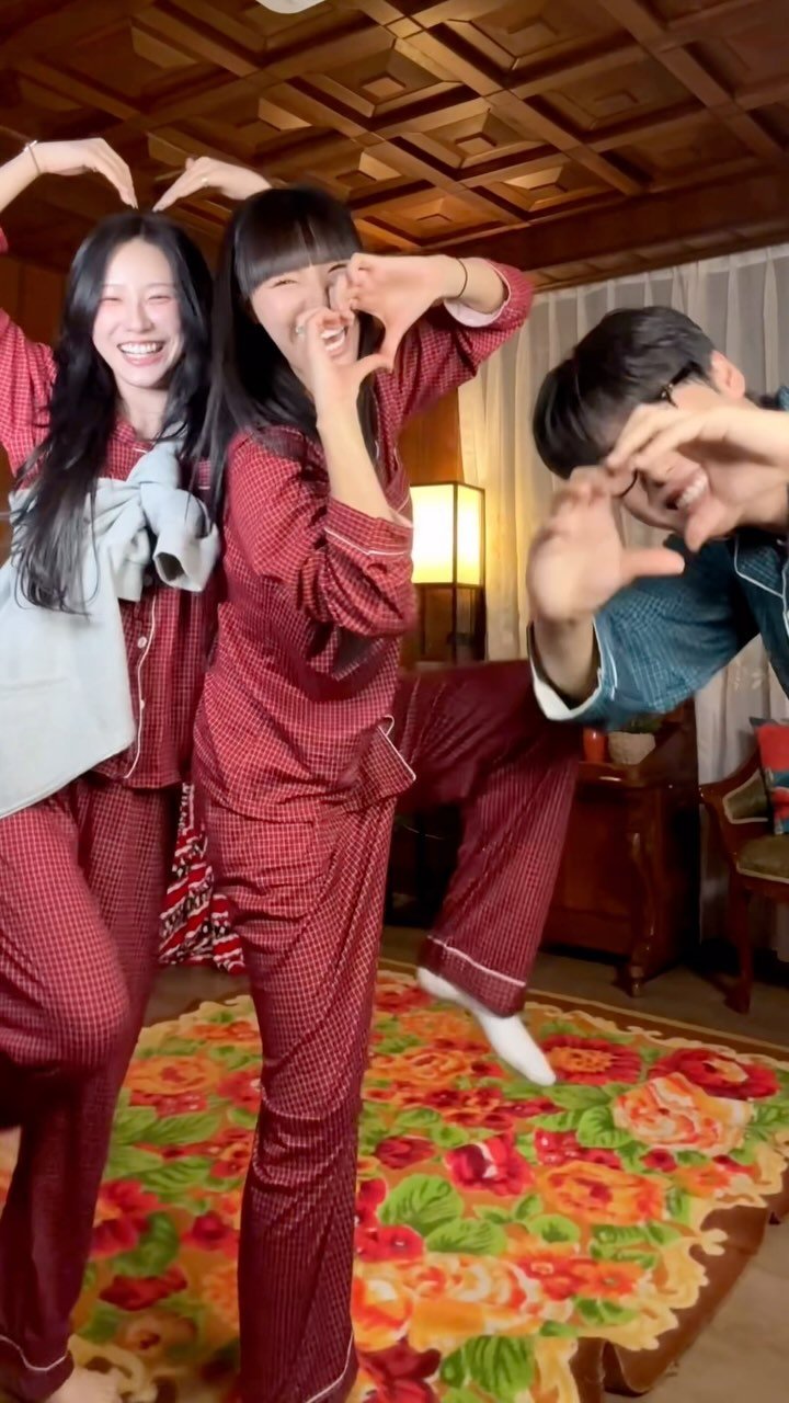whateveriwantgood 게시물 이미지: 몸치지만 이 챌린지 못참아..🤭✨🎄
#너와의모든지금 #재쓰비