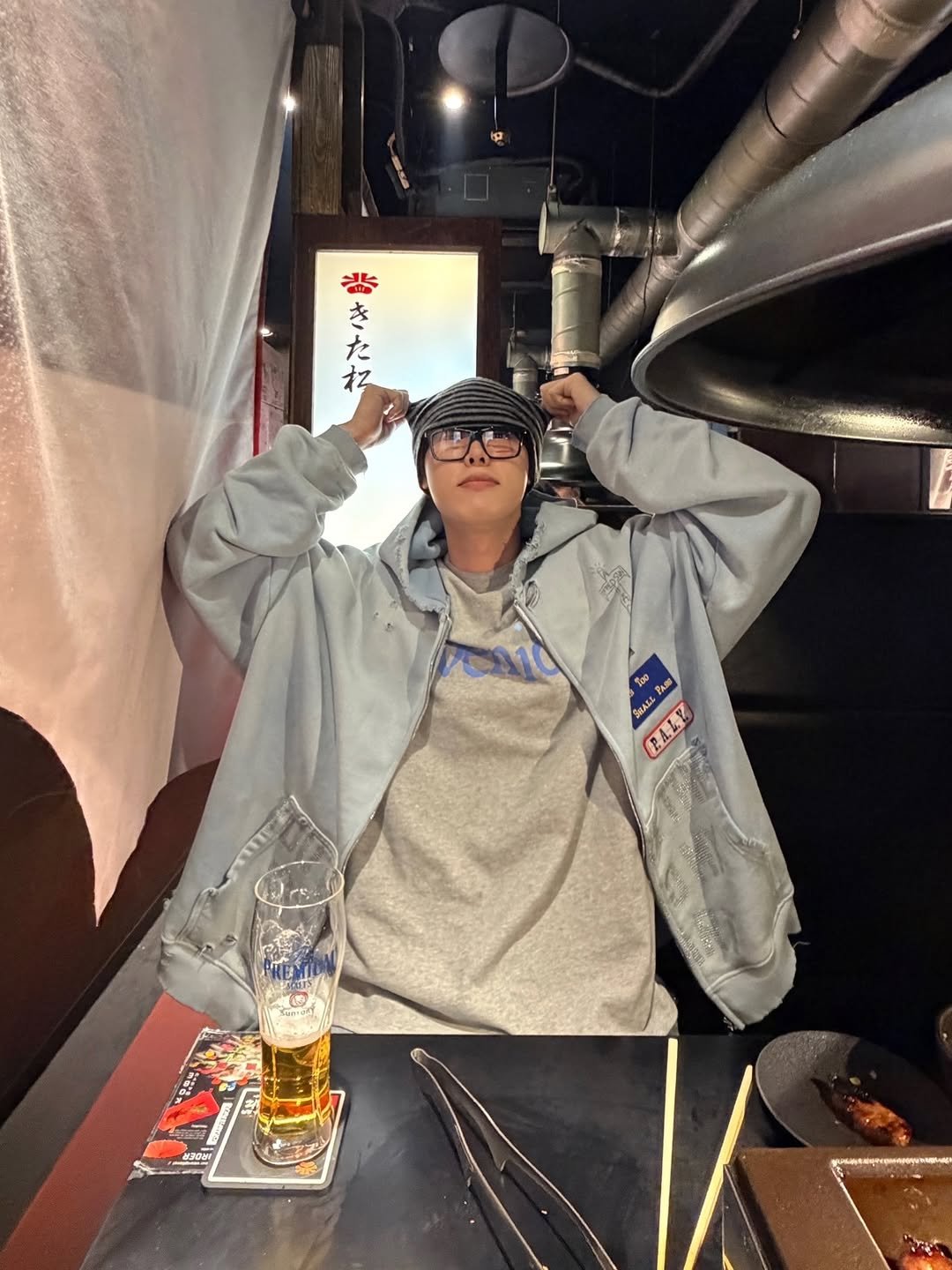 Photo by 내일 on February 14, 2026. May be an image of beer, duffle coat, parka, jacket and text.