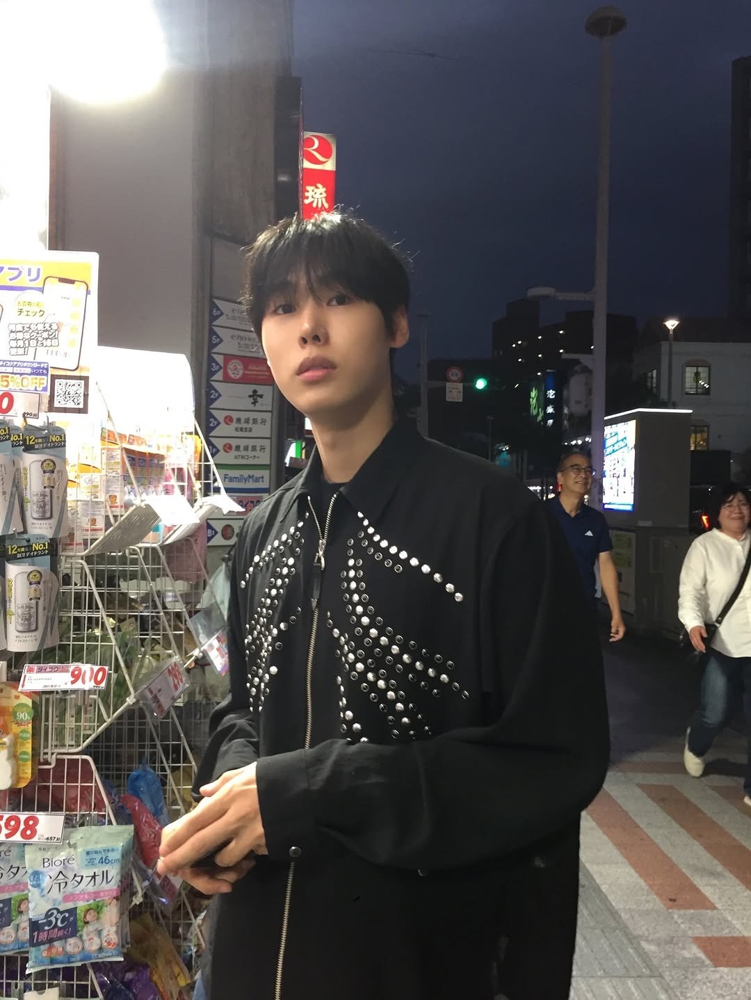 Photo by 내일 on April 24, 2026. May be an image of duffle coat, parka, bolo tie and text.