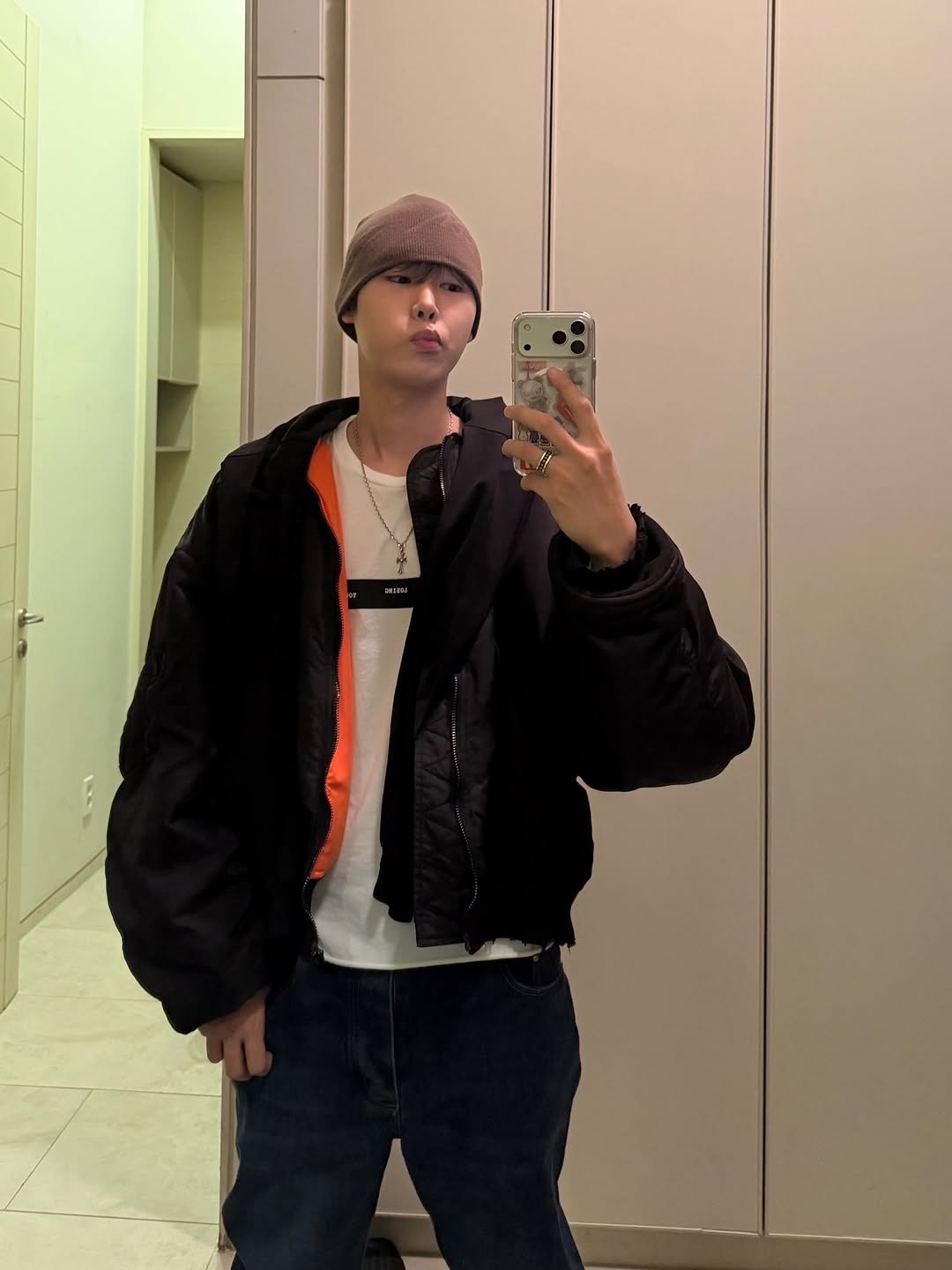 Photo by 내일 on February 01, 2026. May be a selfie of phone, hat, duffle coat, flight jacket, parka, mirror and text.