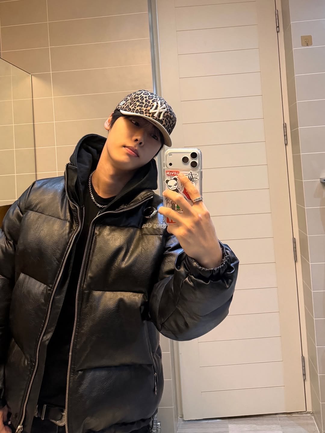 Photo by 내일 on January 09, 2026. May be a selfie of duffle coat, hat, goosedown coat, parka, jacket and text.