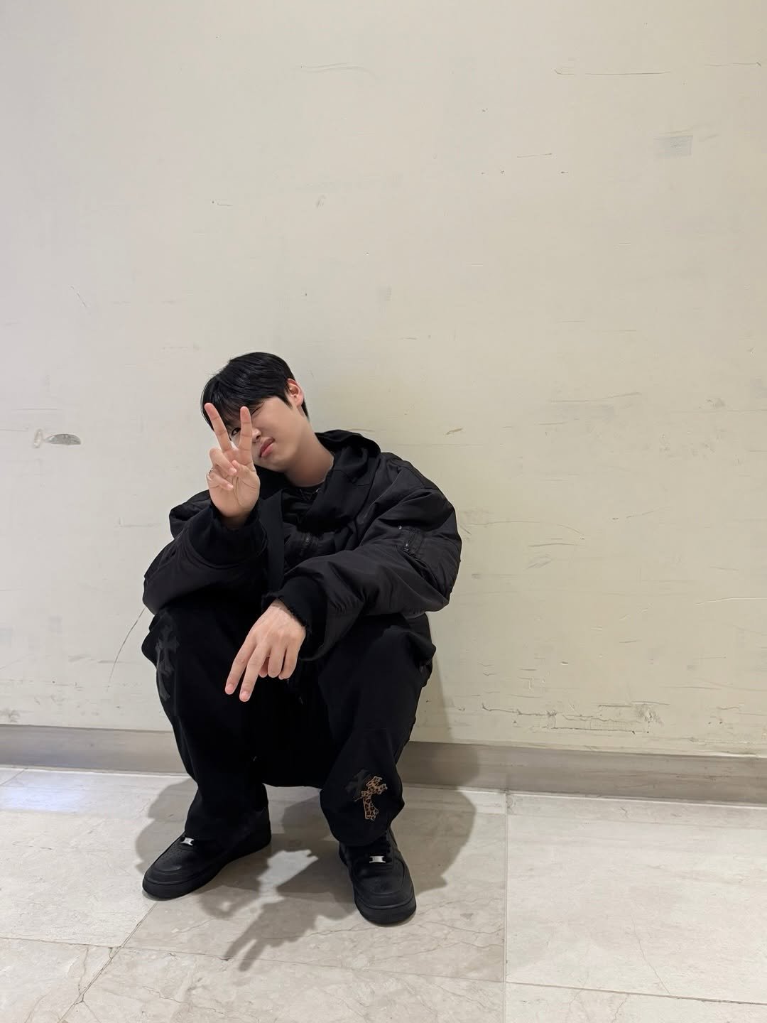 Photo by 내일 on June 22, 2025. May be an image of sweatpants, parka, sweatsuit and jacket.