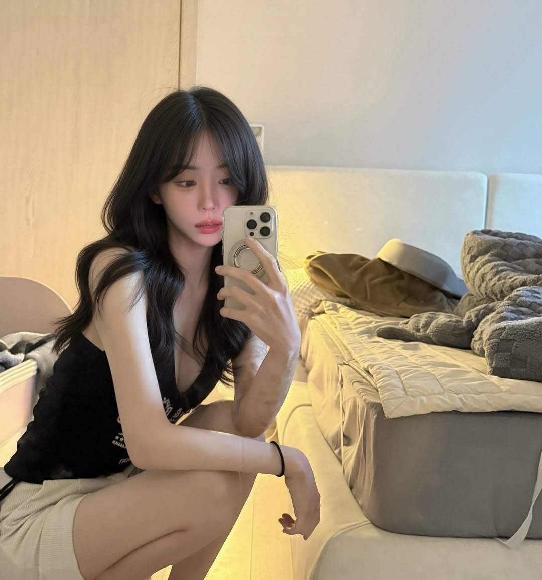 Photo by 조두팔 on March 18, 2026. May be a selfie of one or more people, hair, slip, mirror and text.