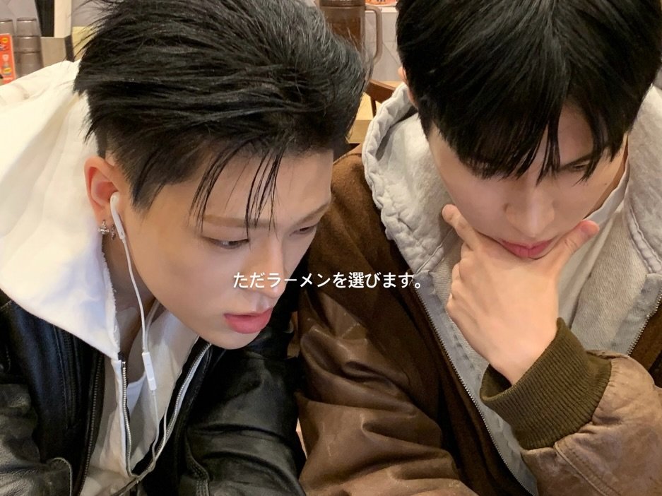 Photo by WHIB (휘브) on March 22, 2026. May be an image of one or more people, hair and text that says '2 ただラーメンを選びます。'.