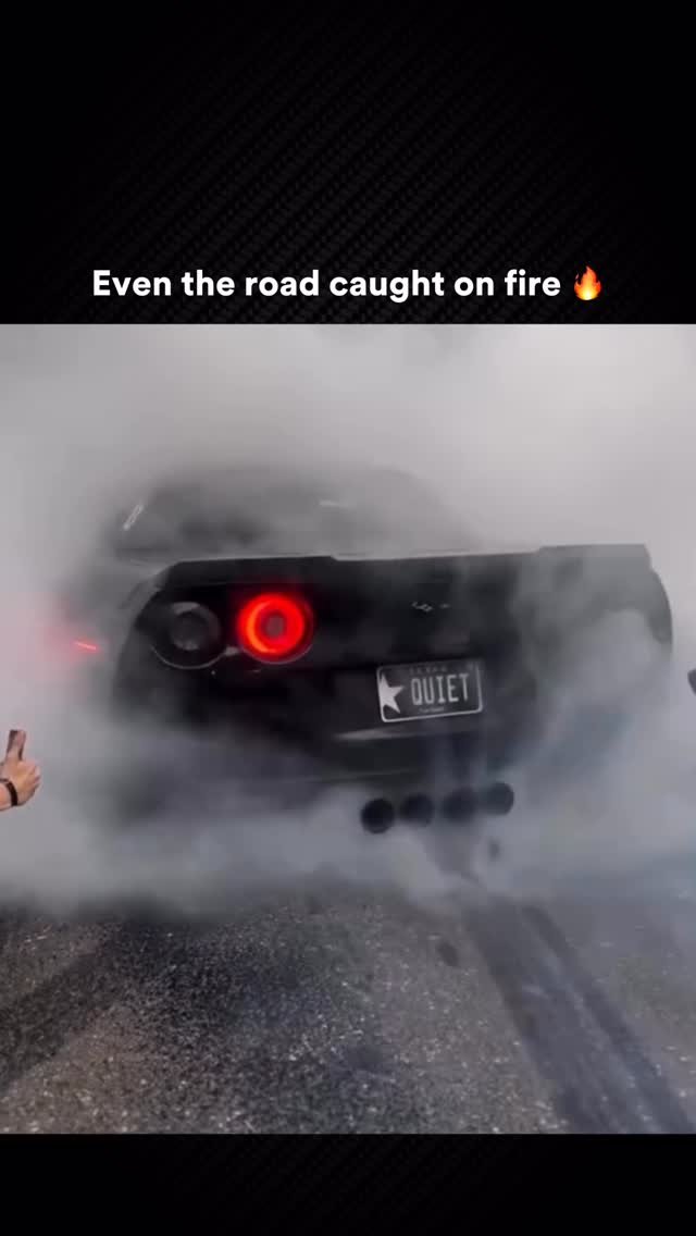 whipszn 게시물 이미지: Craziest burnout I've seen 😳😳😳