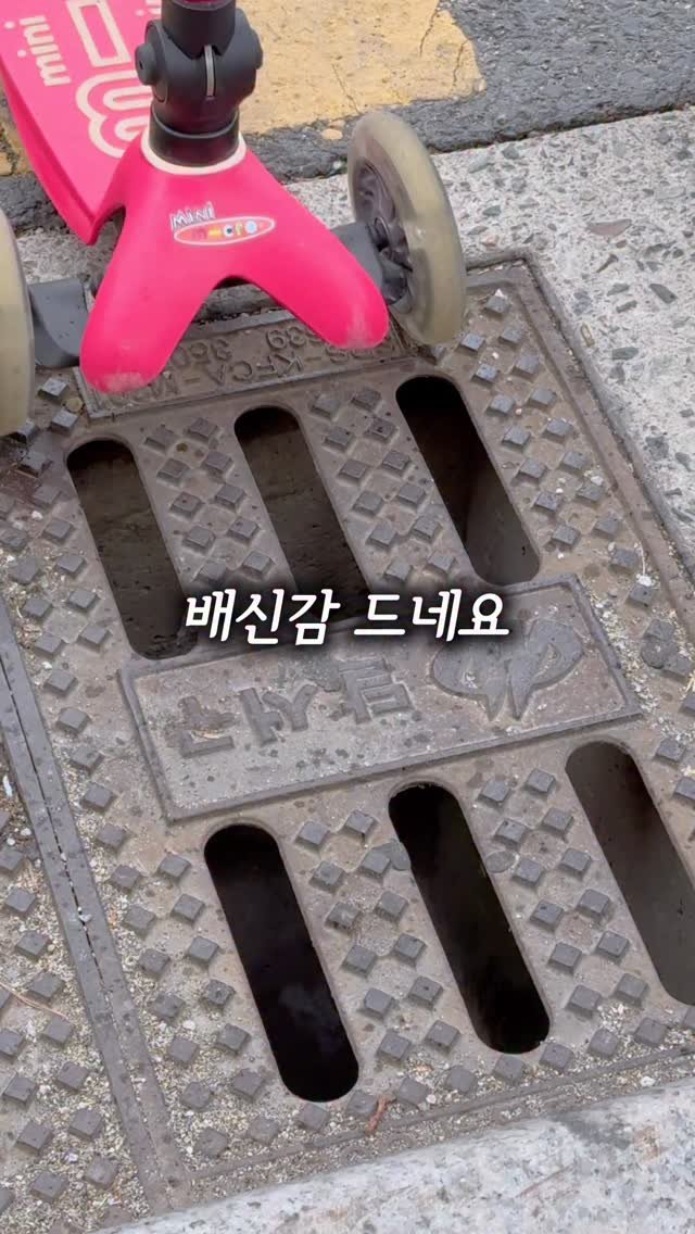 whodadakmon 게시물 이미지: 8년쓰는 크리스마스 선물🎄
1차 공구하고나서 저 울뻔 했잖아요🥹
 M사 킥보드 쓰던...