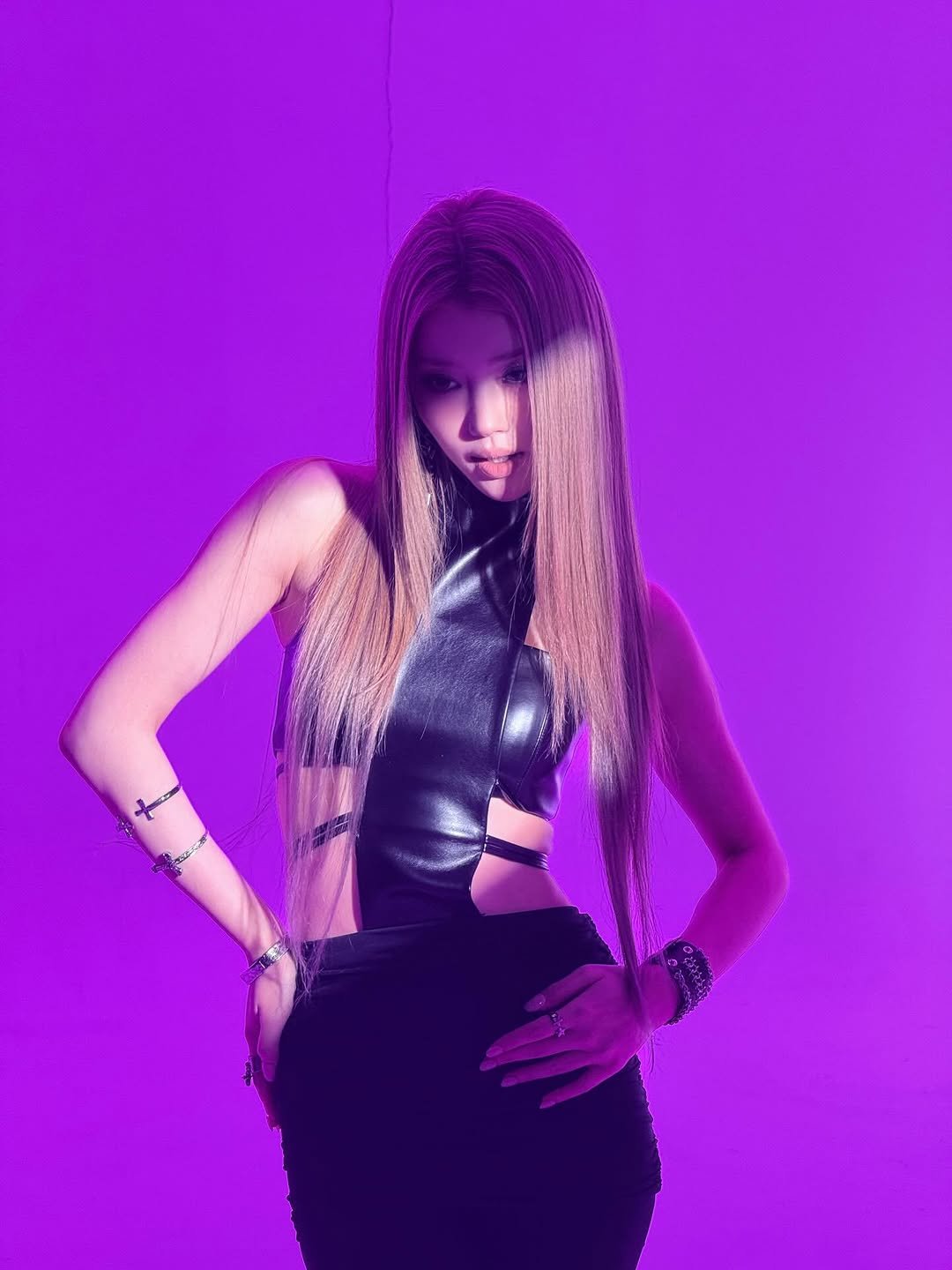 Photo by SHEN XIAOTING on March 22, 2026. May be an image of one or more people, blonde hair, makeup, costume, fishnet stockings and text.