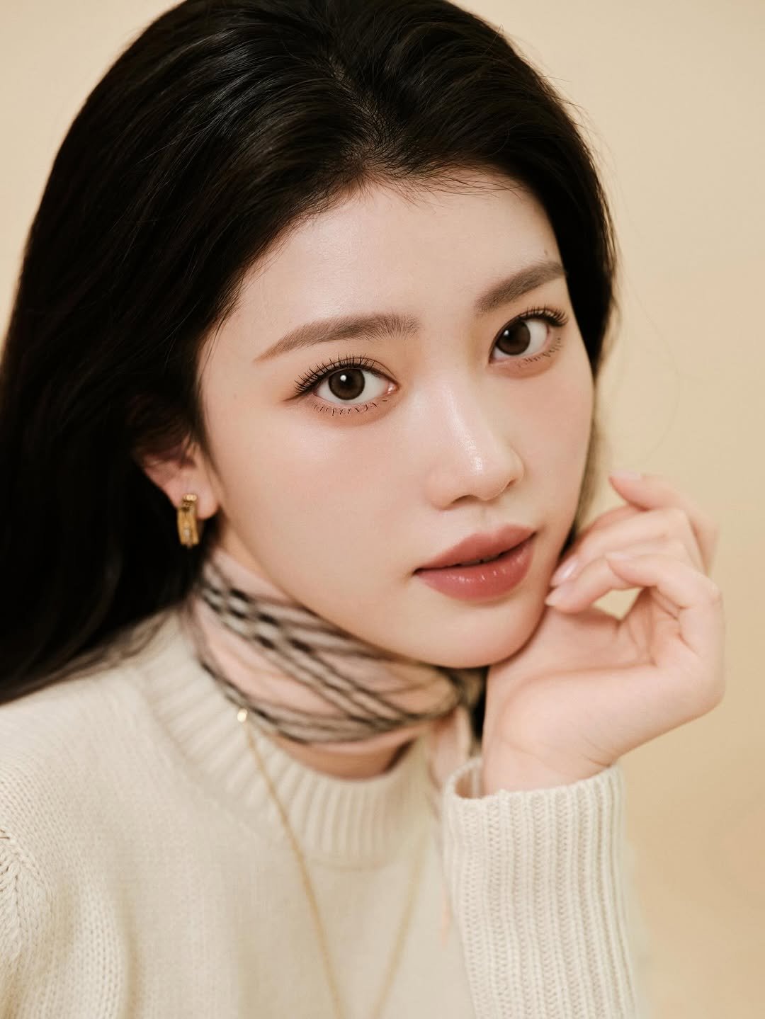 Photo by SHEN XIAOTING on January 17, 2026. May be a closeup of one or more people, braids, lipstick, makeup and turtleneck.