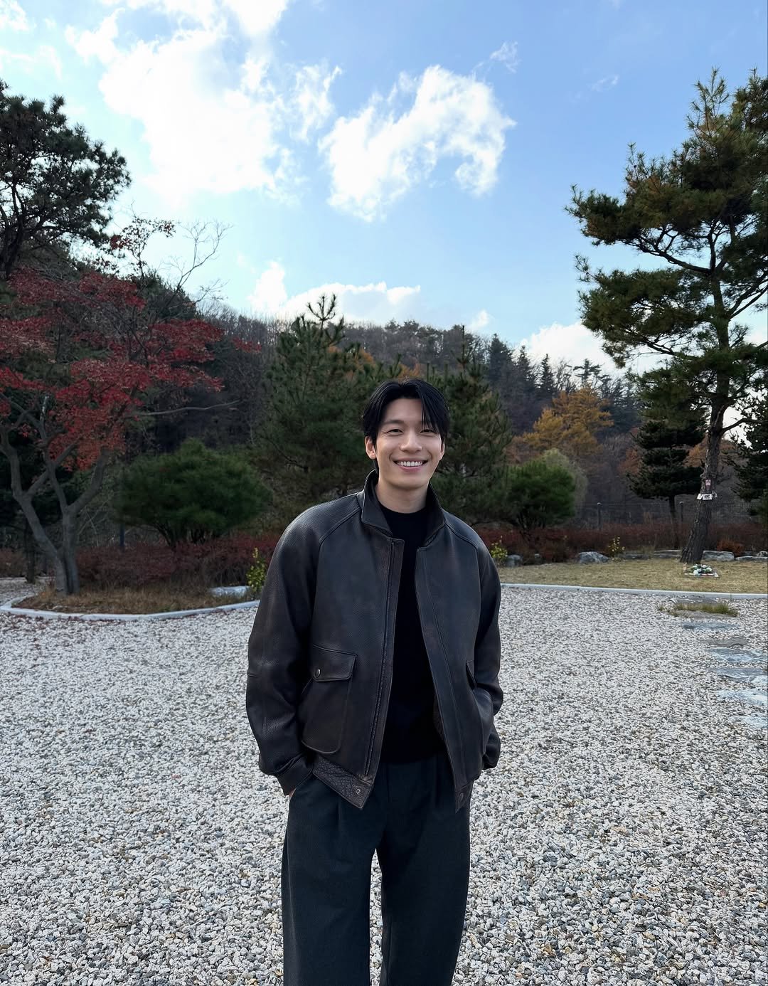 Photo by 위하준 Wi Ha Jun on November 19, 2025. May be an image of duffle coat, parka, outdoors, Gyeongbokgung Palace and text.
